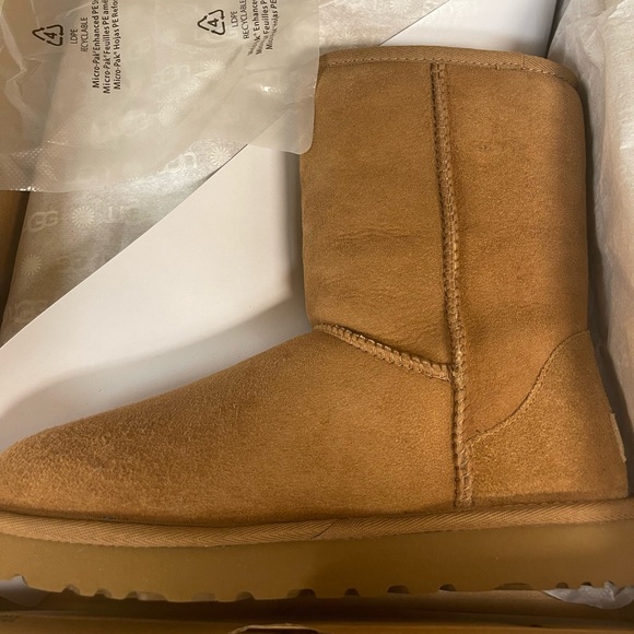 🐪NEW WITH TAGS🐪 UGG Women's
Classic Short II 6, 7, 8 , 9, 10 - Picture 3 of 6